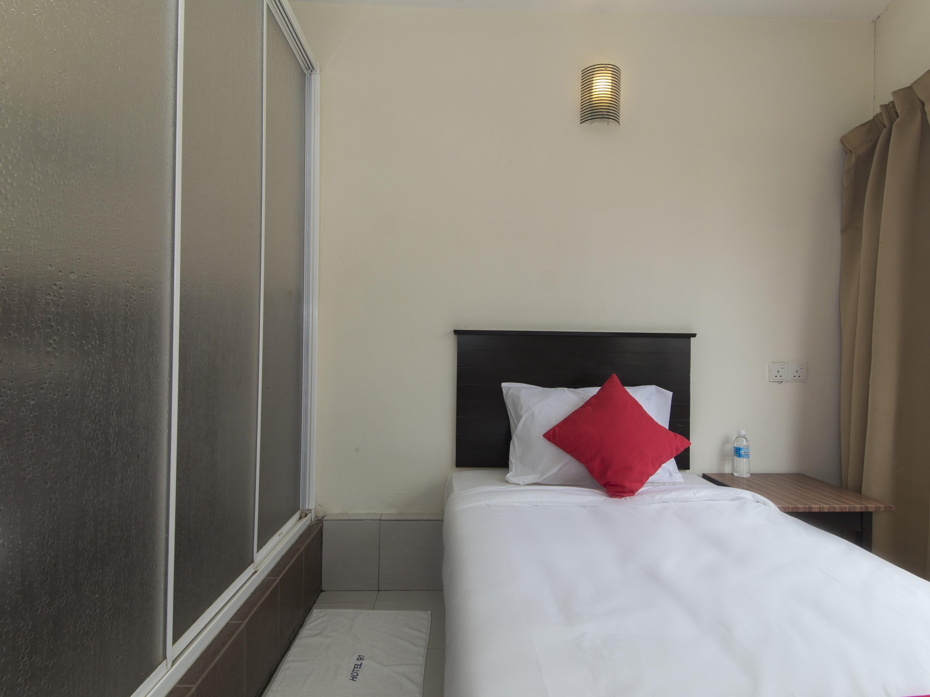 Oyo 91130 Hotel 91 Bukit Mewah Каджанг Экстерьер фото