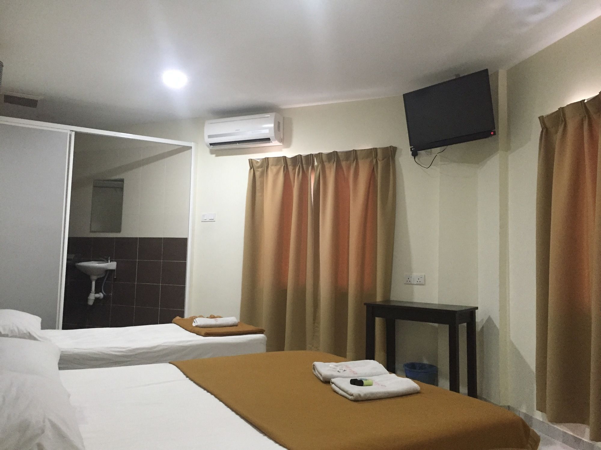 Oyo 91130 Hotel 91 Bukit Mewah Каджанг Экстерьер фото